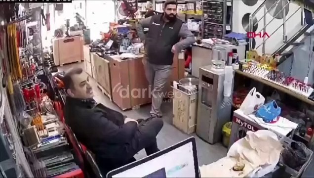 Bursa’da yaşanan deprem esnasında çayını kurtaran adam ile Japonya’da yaşıyormuşcasına sakin kalan adam.