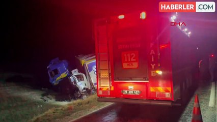 Eskişehir'de Kamyonet ile TIR Kafa Kafaya Çarpıştı: 2 Ölü, 2 Yaralı