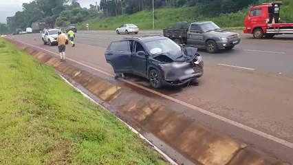 Chevrolet Tracker e Gol se envolvem em acidente na BR-277