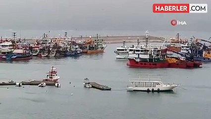 Şiddetli poyraz nedeniyle balıkçı tekneleri Amasra Limanı'na sığındı