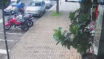 Câmera flagra colisão entre carros e moto na Rua Mato Grosso