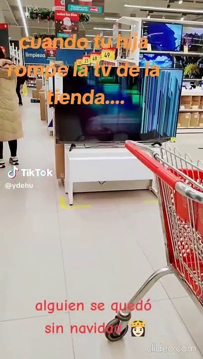 Niña rompió televisor en tienda comercial