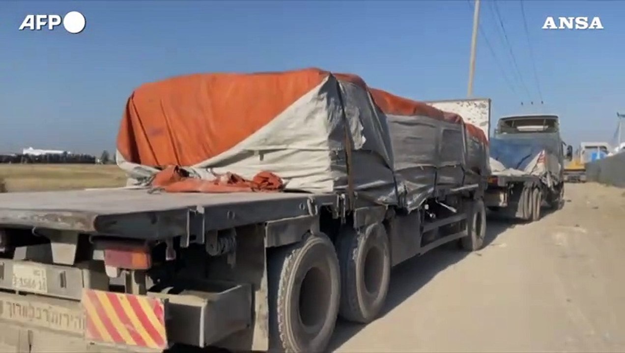 Gaza, camion con aiuti umanitari entrano nella Striscia attraverso il valico di Rafah