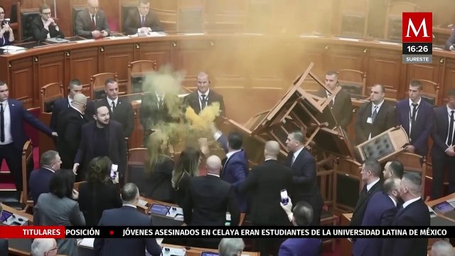 Miembro del parlamento de la oposición interrumpe la sesión con bombas de humo en Albania