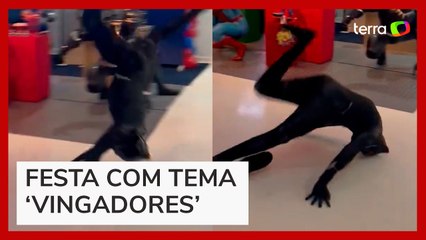 Pantera Negra leva tombo ao lado de Homem-Aranha em aniversário infantil