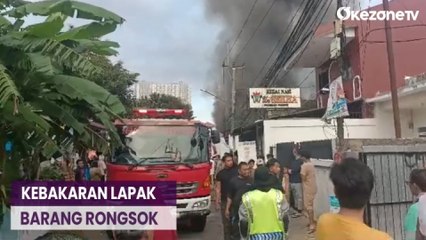 Lapak Barang Rongsok di Belakang Margo City Depok Terbakar