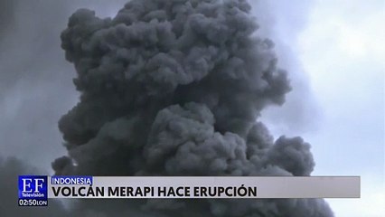 Volcán en Indonesia hace erupción