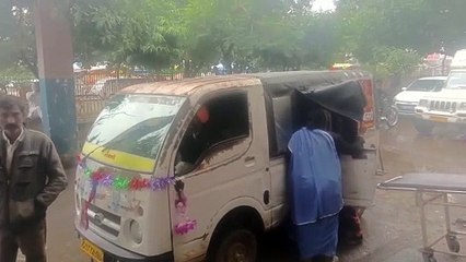 A roar echoed in the tempo at the hospital gate