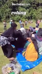 Viral momen emak-emak paksa pengungsi rohingya naik ke mobil agar pindah dari desa mereka di Balohan Sabang.