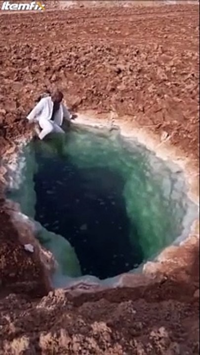Une fosse remplie d'eau salée en Egypte... idéal pour flotter au soleil
