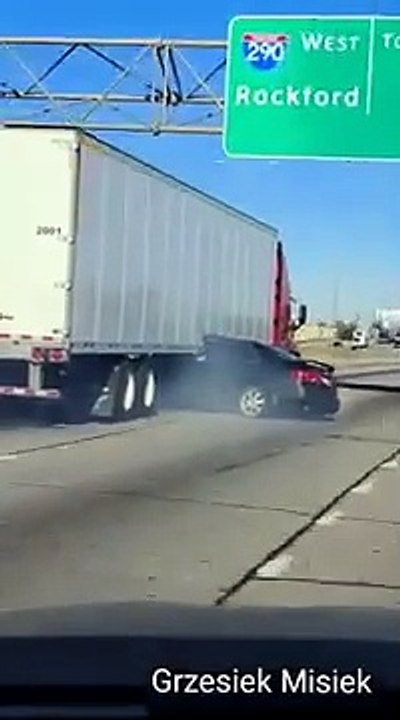 Un automobiliste se retrouve coincé sous un camion et s'en sort miraculeusement