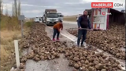 Afyonkarahisar'da Şeker Pancarı Yüklü Tır Devrildi