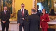 La Reina Letizia recupera su 'look' rojo favorito