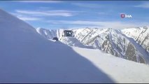 Yüksekova'nın 3 bin rakımlı dağlarında karla mücadele çalışması