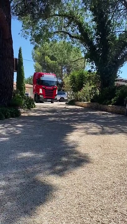 Livraison du nouveau tracteur des transports Be...