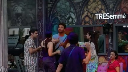 BB17: Sana Raees Khan Sacrificing Household Ration पर भड़के Contestant, Fans Reaction Viral...
