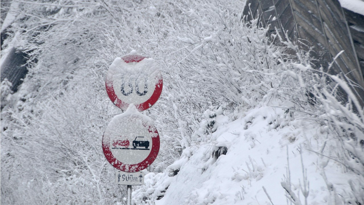 Manche Verkehrsschilder sind auch zugeschneit noch gültig