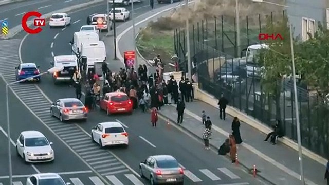 Cezaevi aracı ve polis midibüsüne taşlı tekmeli saldırı!