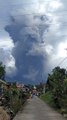 Endonezya'da en aktif yanardağlarından biri olan Merapi yanardağı patladı
