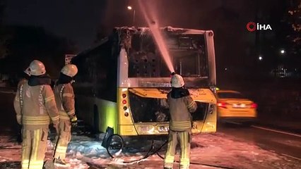 Üsküdar'da İETT otobüsü yanarak kullanılamaz hale geldi