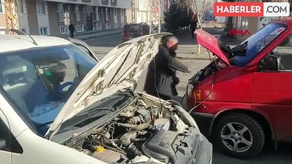 KARS'ta Soğuk Hava Nedeniyle Araçlar Takviye İle Çalıştı