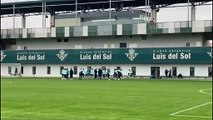 Entrenamiento del Betis previo al duelo de Copa ante el Villanovense, con siete bajas por lesión y numerosos canteranos