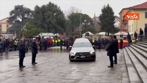 Funerali di Giulia Cecchettin a Padova, l'arrivo del feretro tra gli applausi