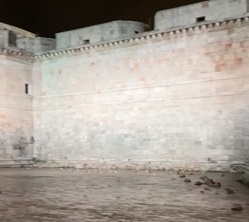 Rifiuti sotto le mura del Forte Michelangelo