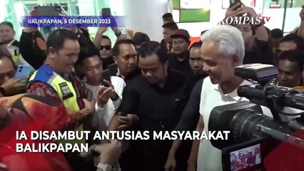 Momen Ganjar Diberi Selempang Manik-Manik Khas Kaltim saat Tiba di Balikpapan