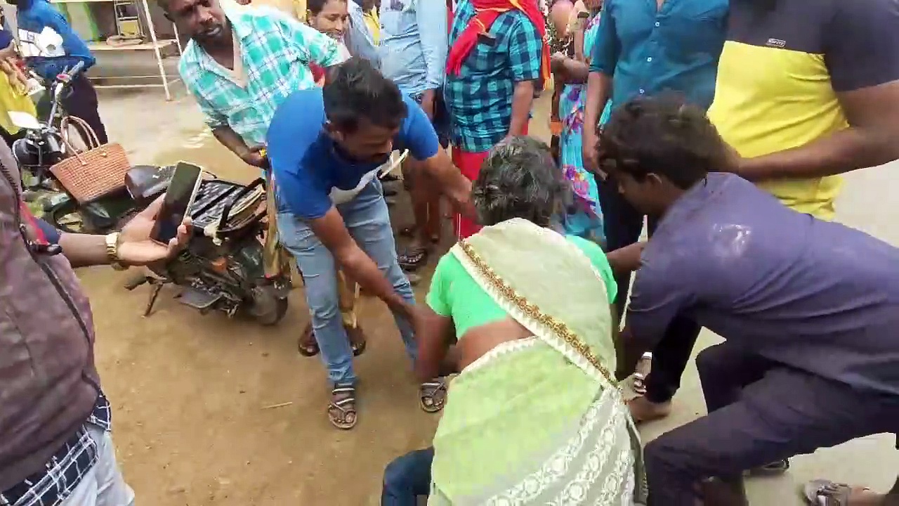 சூப்பர் மார்க்கெட்டில் மளிகை பொருட்களை திருடிய நபரை கட்டி வைத்து உதைத்த பொதுமக்கள்