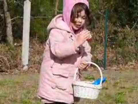 Candice cherche les oeufs de Pâques