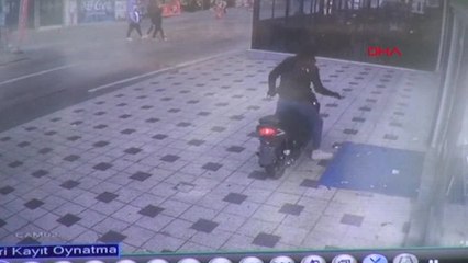 Bursa'da Kar Maskeli Şüpheli Kuyumcudan Bilezik Çaldı