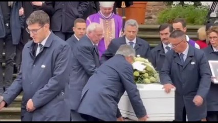 Il feretro di Giulia esce dalla chiesa tra gli applausi