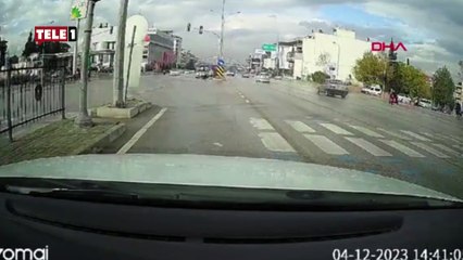 Denizli'de feci kaza! Otomobil elektrikli motosiklete çarptı, iki kişi yola savruldu