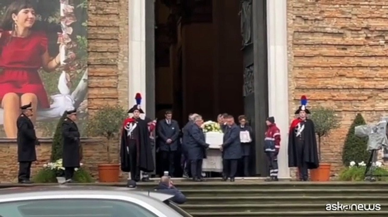 Il feretro di Giulia esce dalla chiesa tra gli applausi