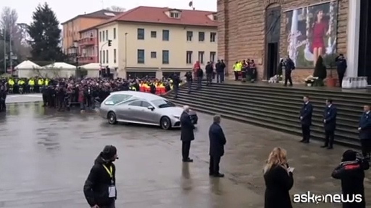 La salma di Giulia Cecchettin arriva nella Basilica di Santa Giustina di Padova