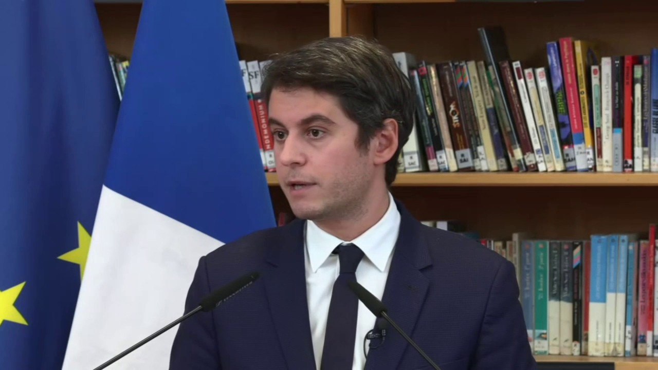 L'État et les collectivités locales vont "financer un manuel de lecture et de mathématiques en CP et CE1" assure Gabriel Attal