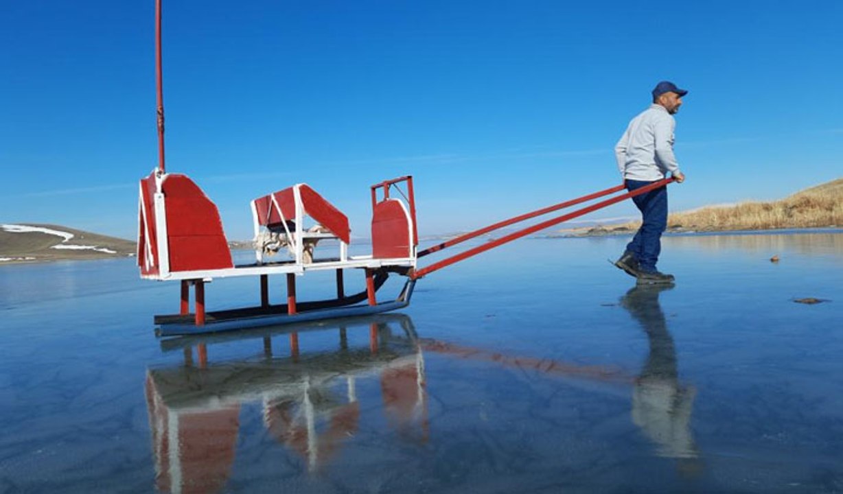 Çıldır Gölü kısmen dondu