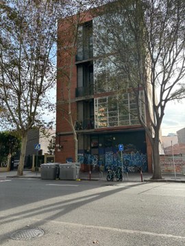 Peleas y fiestas ilegales en un bloque ocupado en Sant Martí