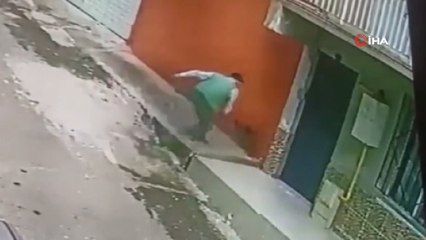 Kediye durduk yere keserle saldırdı! Vicdanları sızlatan anlar...