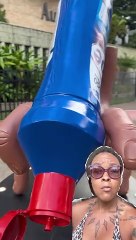 Professora critica marca por instalar escultura de mão negra segurando produto de limpeza em Salvador