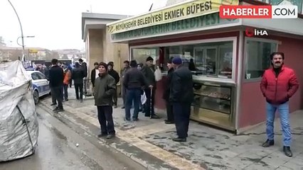 Malatya'da Ağır Hasarlı Binada Tehlikeli Durum