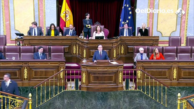 Activistas interrumpen la comparecencia de Albares en el Congreso con una bandera palestina