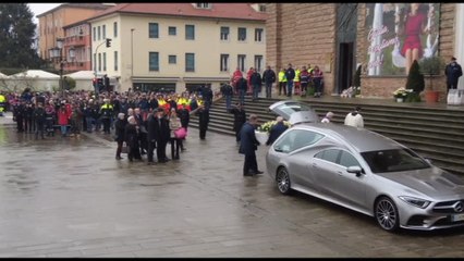 Una enorme folla a Padova per l'ultimo saluto a Giulia