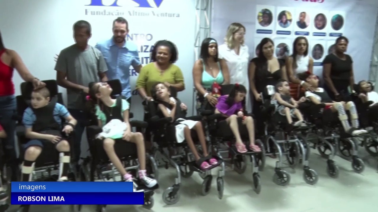 Anjos sobre rodas entrega cadeiras de rodas para crianças com necessidades especiais
