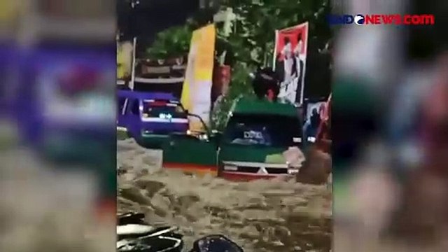 Detik-Detik Angkot Terseret Arus Banjir di Cimahi