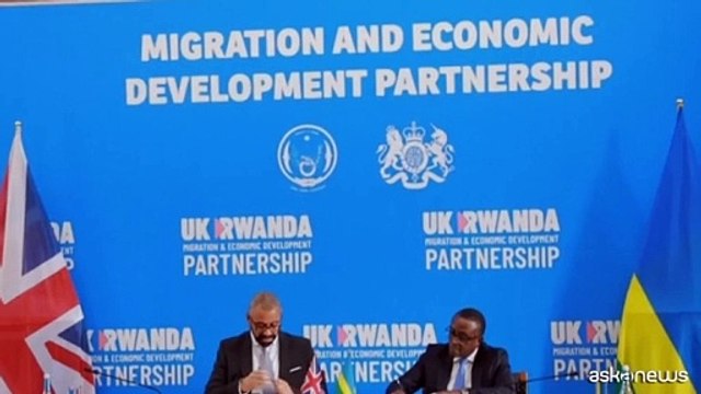 La Gran Bretagna firma un nuovo accordo per inviare migranti in Ruanda