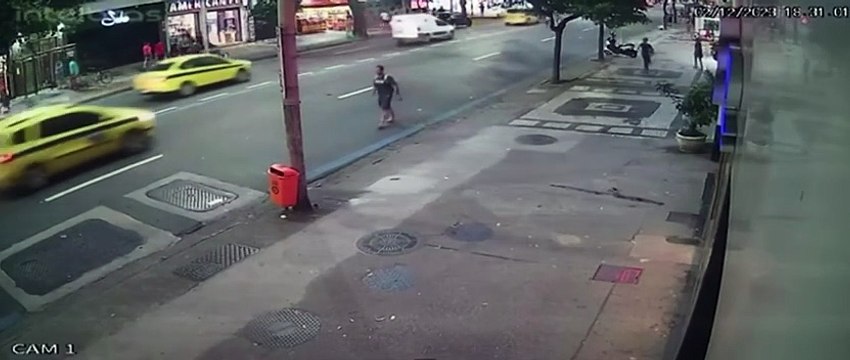 Mulher é cercada por assaltantes e diz que sentiu maior medo da sua vida: Desesperador ; assista