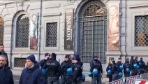 Milano, Prima della Scala: lo schieramento delle forze dell'ordine fuori dal teatro