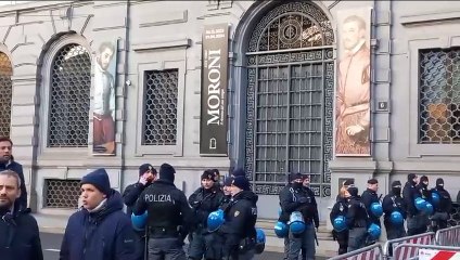 Video herunterladen: Milano, Prima della Scala: lo schieramento delle forze dell'ordine fuori dal teatro